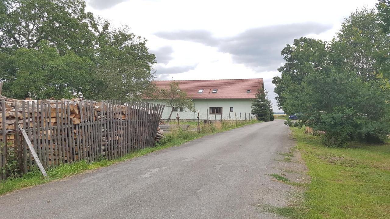 Na Samote U Lesa -Rasovna Lägenhet Msecke Zehrovice Exteriör bild