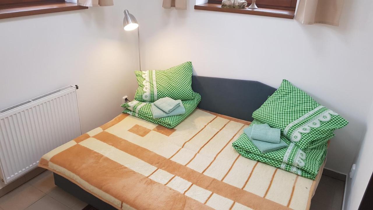 Na Samote U Lesa -Rasovna Lägenhet Msecke Zehrovice Exteriör bild